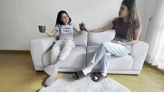 tengo ganas de lamer y comer el pussy de mi amiga en su casa lesbian fingering orgasm