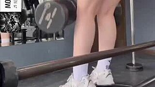 nalgona de gym meneando su culote jugoso en el espejo