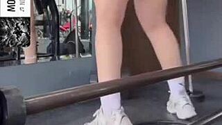 nalgona de gym meneando su culote jugoso en el espejo