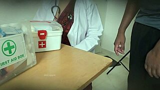 Nurse sneaks steamy blowjob on doctor in hospital room 💋😏