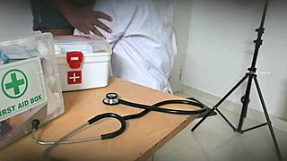 Nurse sneaks steamy blowjob on doctor in hospital room 💋😏