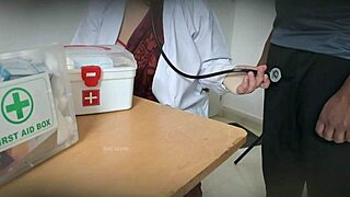 Nurse sneaks steamy blowjob on doctor in hospital room 💋😏