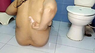 Gorgeous chubby desi bhabhi showers nude in bathroom