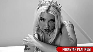 horny princess leya falcon stuffs huge dildos deep inside