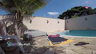 Delivery Boy Sunscreens Busty Milf Outdoors?