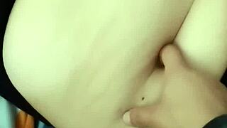 hey i love fingering this curvy milf's sexy belly close up 😍🔥👅