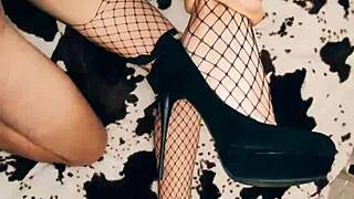 Skinny gypsy milf couple's homemade ass play