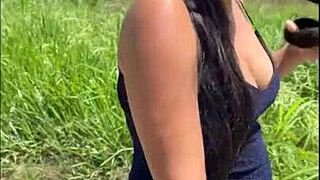 Te ofrezco dinero venezolana, ¿me dejas follarte en público ahora?