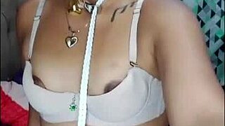 mujer se masturba hasta squirt... ay que rico chorro!