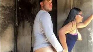 Te ofrezco dinero venezolana, ¿me dejas follarte en público ahora?