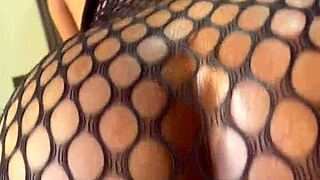 Petite bubble butt babe solo dildo ride