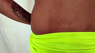 gostosa flashes her juicy ass bare