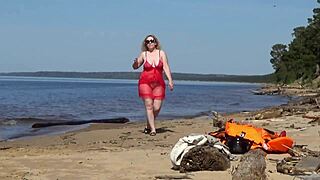 milf's juicy ass tempts on beach in homemade solo tease
