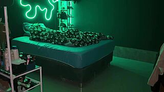 athletic tight pussy tempts hermanastro into hot masturbation session