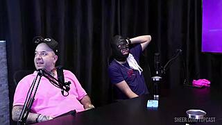 NEGÃO PAUZUDO FUCKS TWO HOT WIVES LIVE!