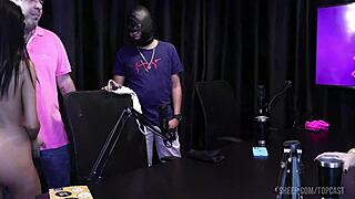 NEGÃO PAUZUDO FUCKS TWO HOT WIVES LIVE!