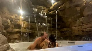 Casal na lua de mel no motel, esposa riding pica till she explodes in pleasure!