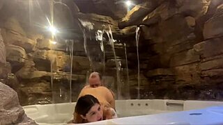 Casal na lua de mel no motel, esposa riding pica till she explodes in pleasure!