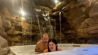 Casal na lua de mel no motel, esposa riding pica till she explodes in pleasure!