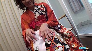 geisha babe flashes shaved cunt in upskirt casting rub