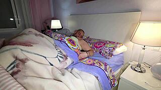 i share bed with plump brunette milf and creampie her wet hairy pussy