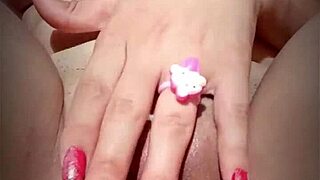 why hide when this athletic latina ninfomana fingers outdoors?
