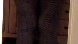 milf wife flaunts big ass in leggings