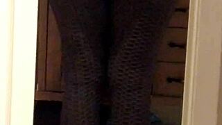milf wife flaunts big ass in leggings
