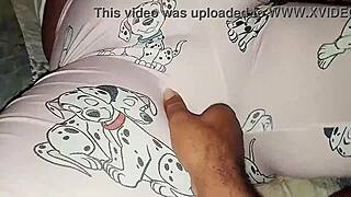 Meio irm�o pega sua meia irm� novinha de pijama