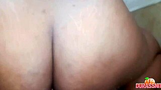 Jovencita culona se deja follar en un jacuzzi para pagar su universidad