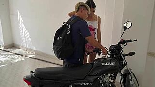 Latina offers hot sex to fix her bike