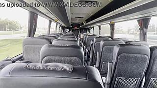 se la chupo en el bus