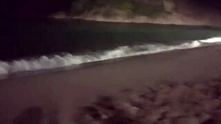 Me exibindo na praia aproveitei e fiz um xixi gostoso
