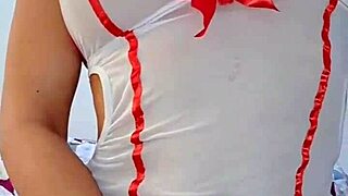 hermosa rubia tetona fumando mientras se masturba su gran culo