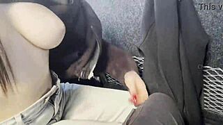 se la chupo en el bus