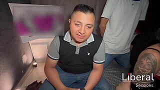enfermera sexy cura a 3 pacientes sacándoles la leche