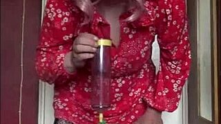bisexual crossdresser wants to swallow your piss now