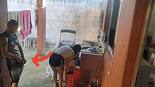 Esposa saiu e a empregada não resistiu ao meu pau ereto