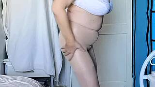 Curvy Cougar Shows Beautiful Legs In Tight Tights
