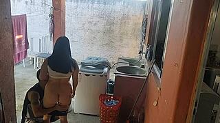 Esposa saiu e a empregada não resistiu ao meu pau ereto