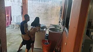 Esposa saiu e a empregada não resistiu ao meu pau ereto