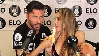 la hermosa modelo se come toda la banana con cremita