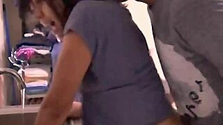 Sirve a tu macho flaquita deja el aseo para despues
