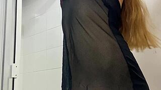 mi hermanastro no aguanta las ganas de orinar y entra al baño mientras yo estoy allí me sorprendo con su verga y lo follo
